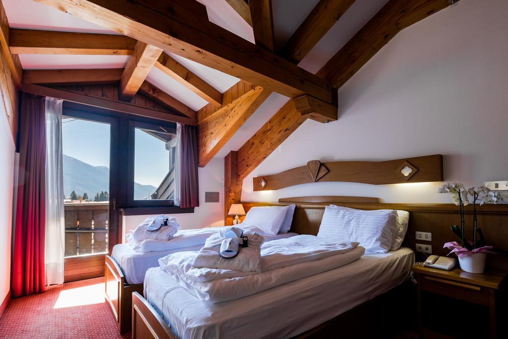 Hotel Collini Pinzolo Exterior photo