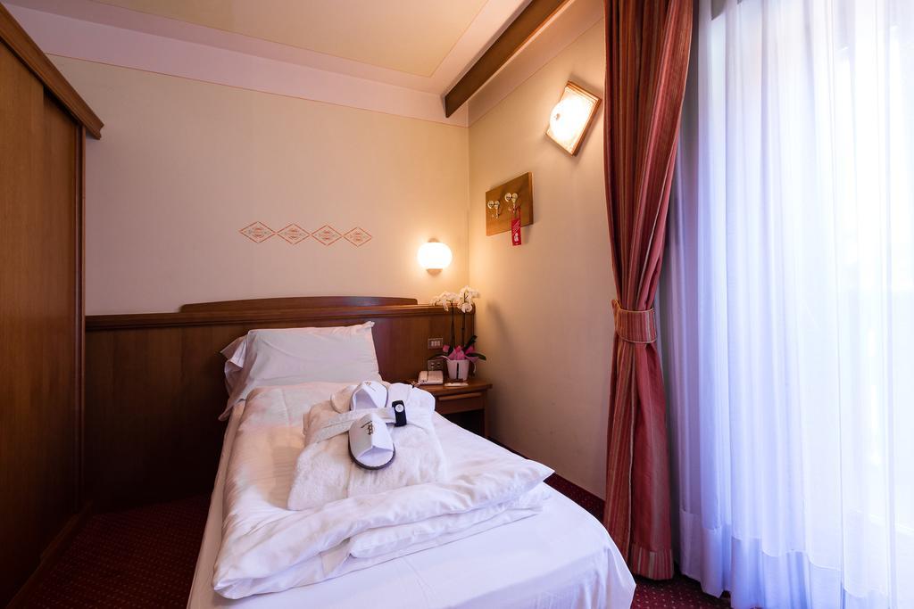 Hotel Collini Pinzolo Exterior photo